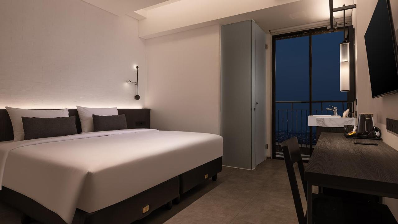 Rez Hotel Semarang Buitenkant foto